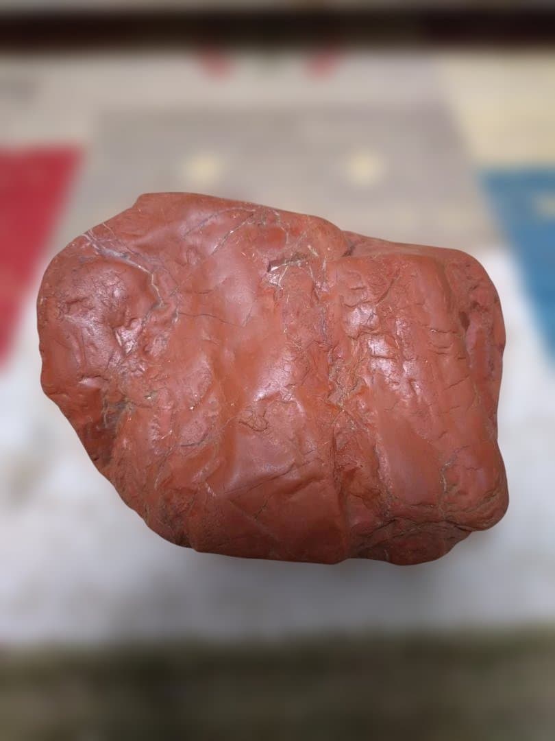 赤色の石 アート作品