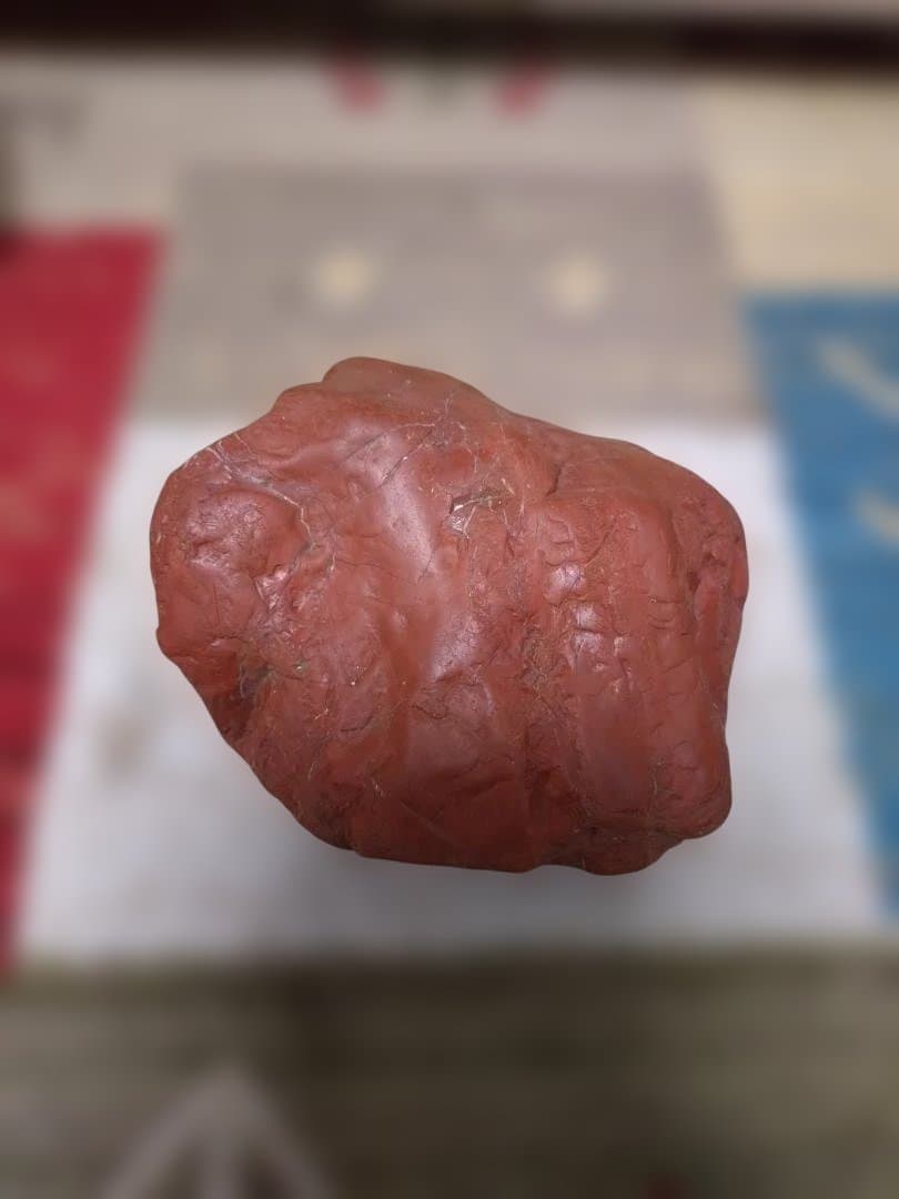 赤色の石 アート作品