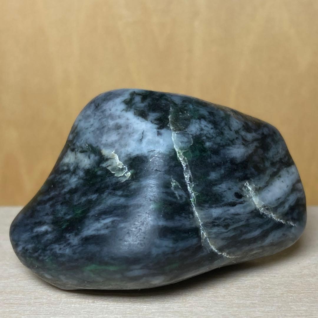 糸魚川翡翠　黒×白×濃い緑　黒翡翠　海石　翡翠輝石　原石　57.0ｇ