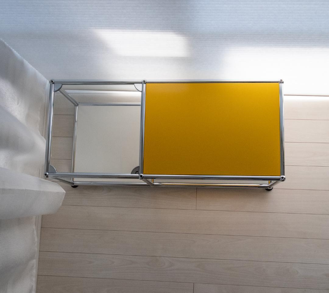 USMハラー イエロー天板のサイドテーブル