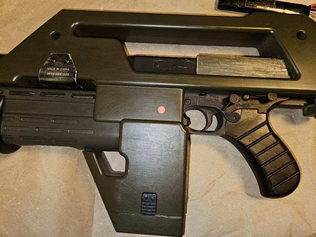 映画エイリアン·パルスライフル(ベースは東京マルイトンプソン)