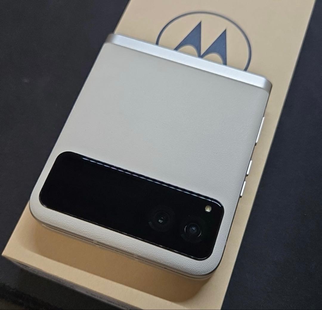 Motorola razr 40 ほぼ未使用 バニラクリーム 256GB
