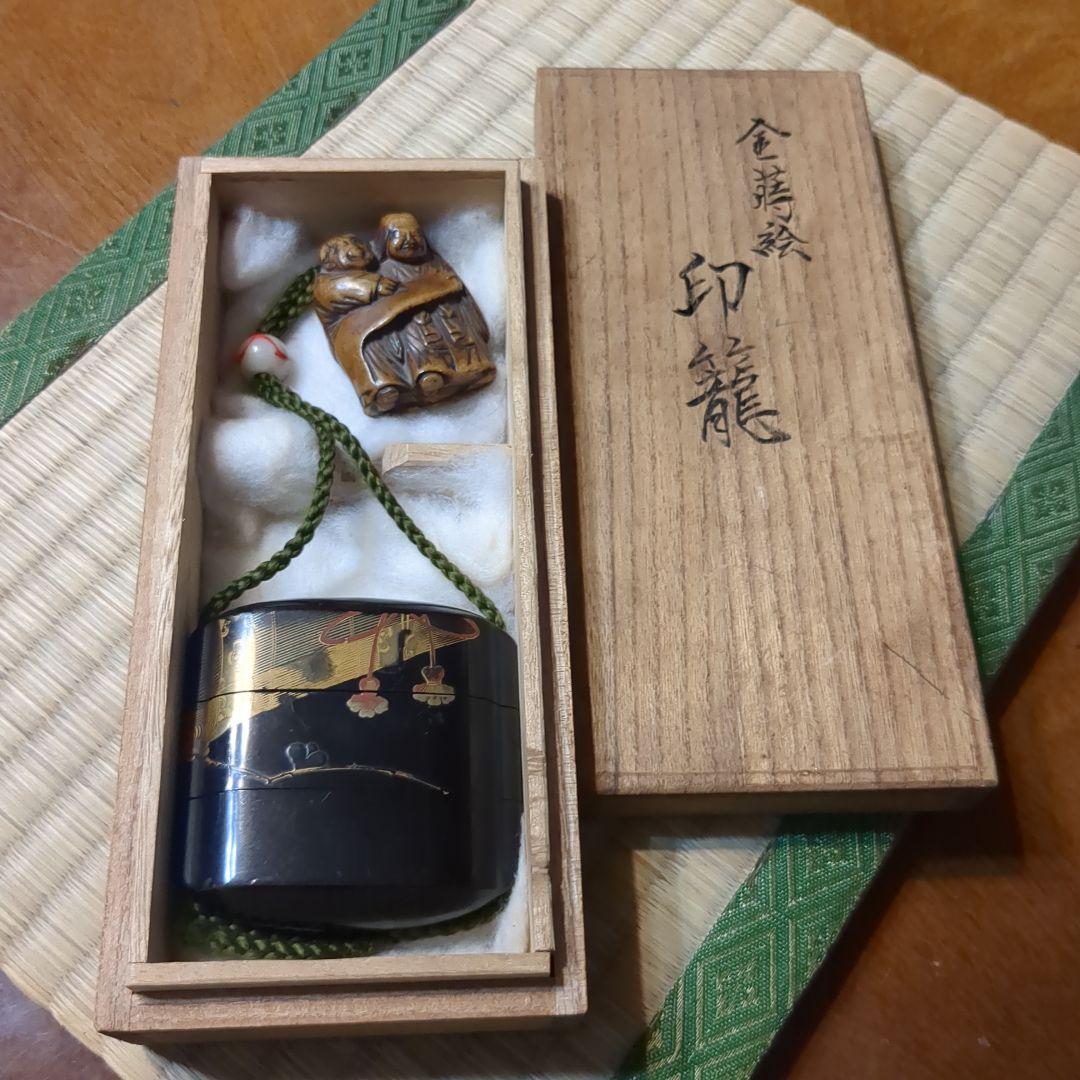 印籠　金蒔絵梅の花　人物根付