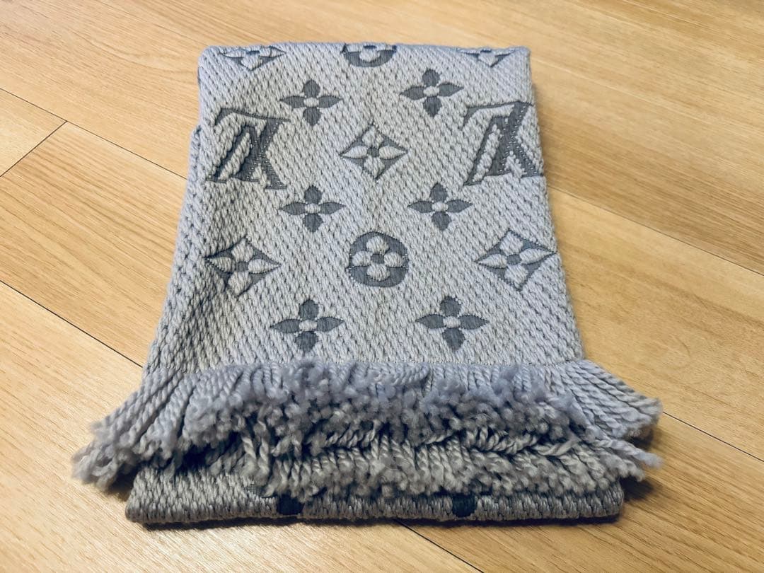 Louis Vuitton ロゴ刺繍マフラー