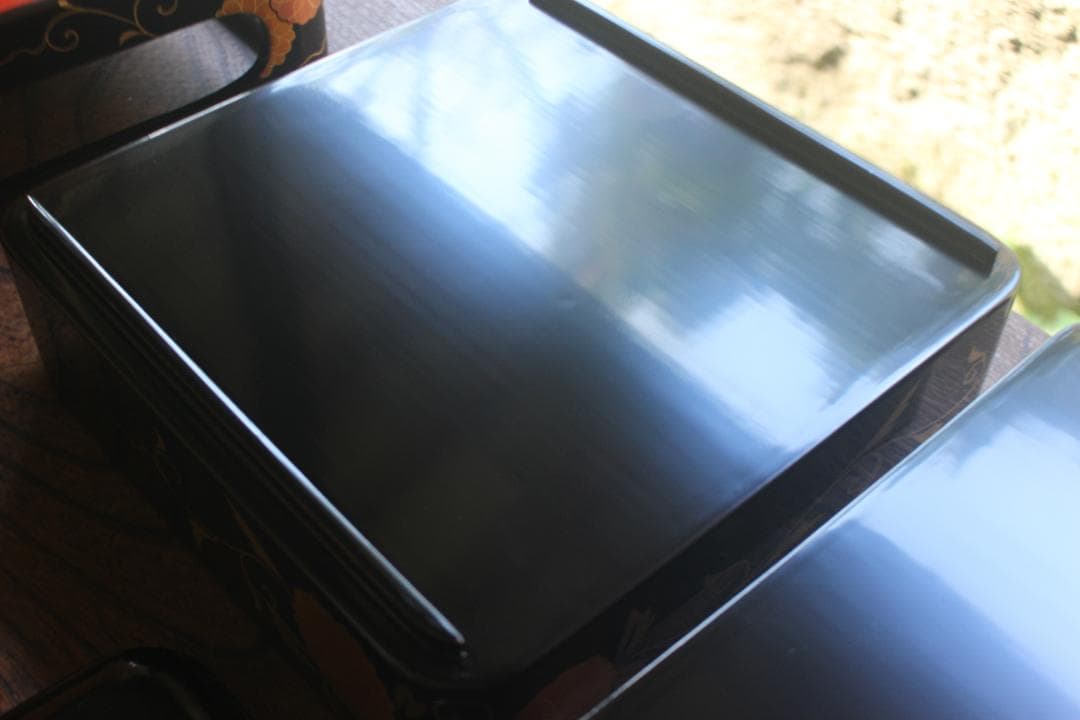 デッドストック！端正な内朱黒漆に優美な菊唐草蒔絵の映える台付二段重（検重箱お重