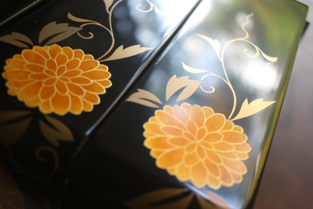 デッドストック！端正な内朱黒漆に優美な菊唐草蒔絵の映える台付二段重（検重箱お重