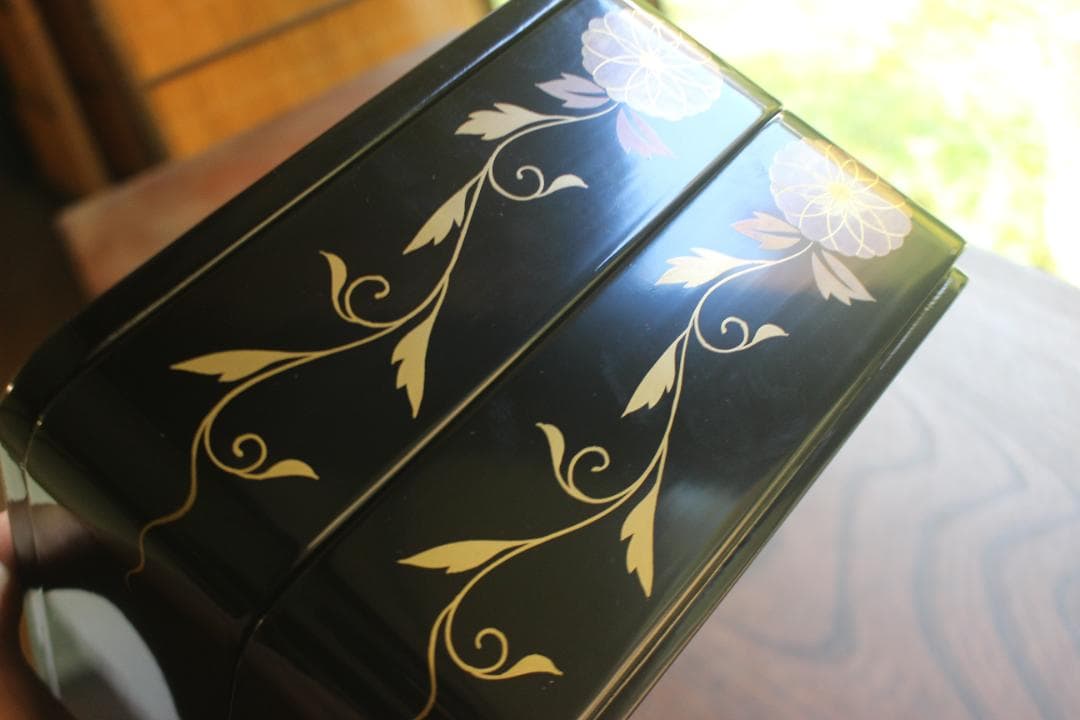 デッドストック！端正な内朱黒漆に優美な菊唐草蒔絵の映える台付二段重（検重箱お重