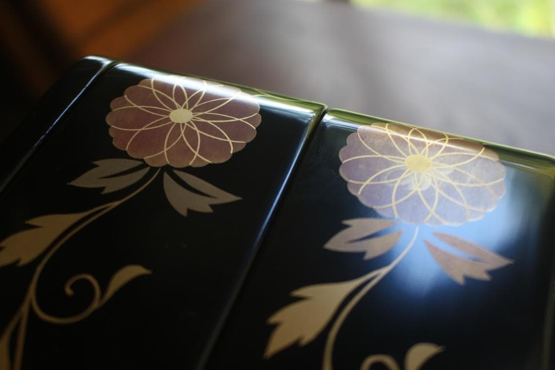 デッドストック！端正な内朱黒漆に優美な菊唐草蒔絵の映える台付二段重（検重箱お重