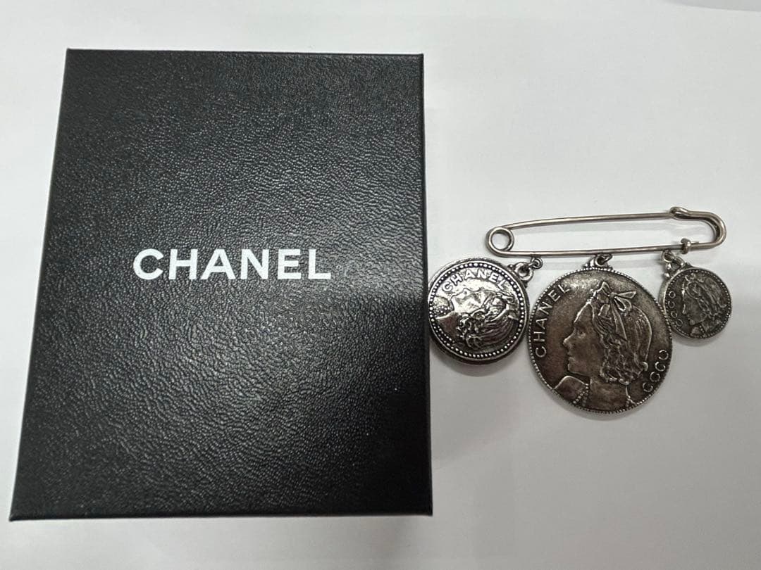 シャネルブローチ