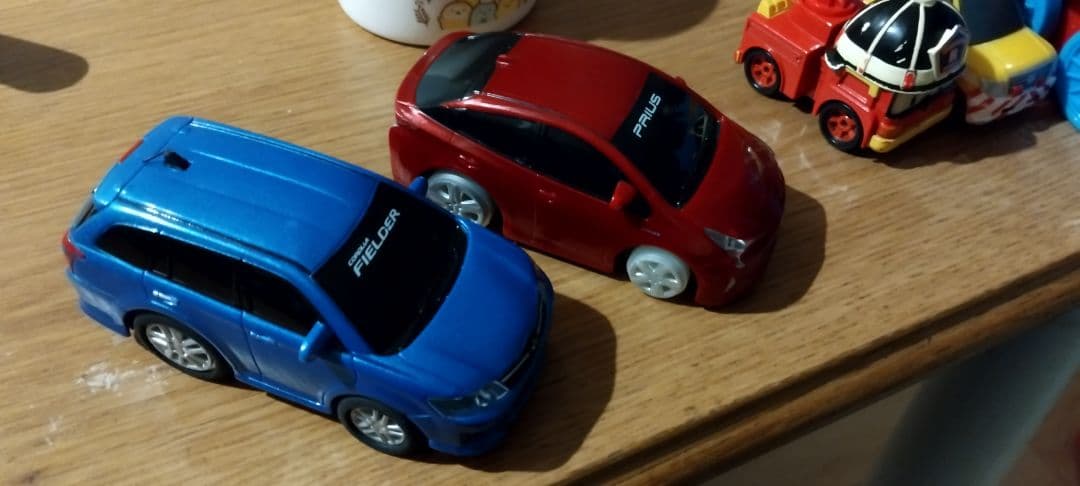 非売品ミニカーです。赤色プリウスタイヤのゴムないです。