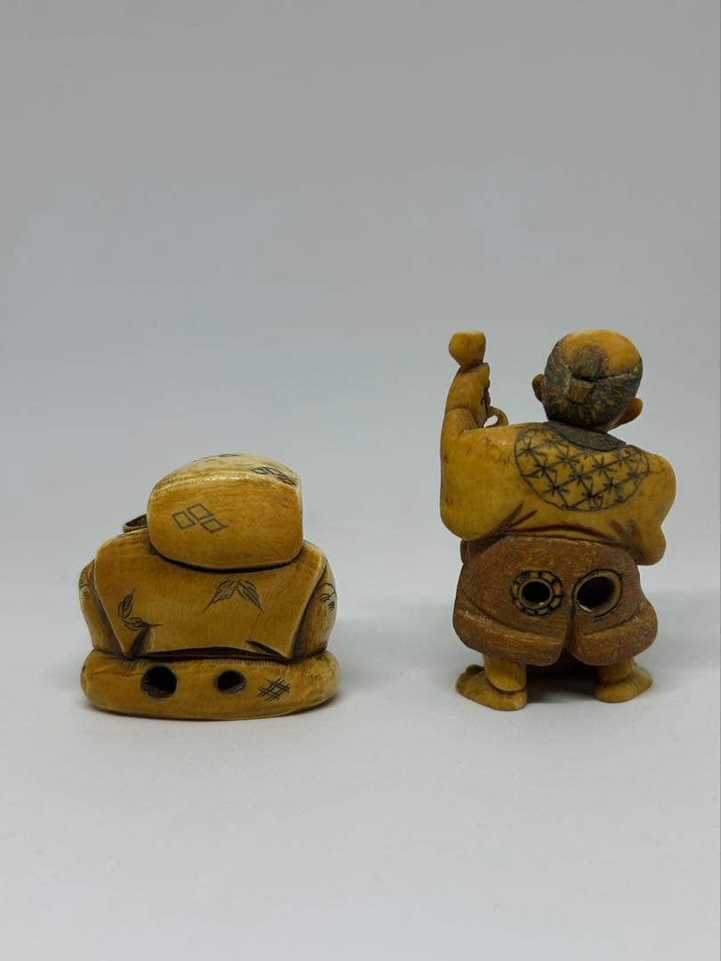 人物根付 二体揃　在銘「千広」「白之」 牙風彫刻 時代根付　骨素材