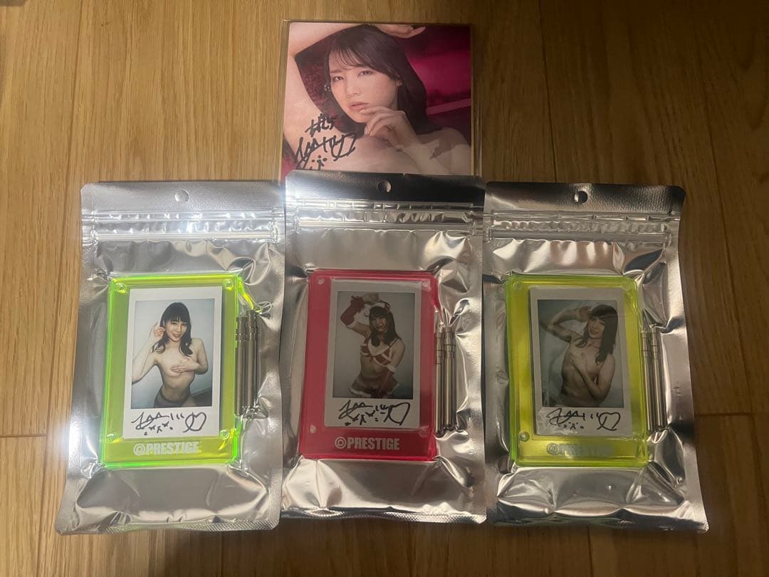 鈴村あいり　サイン入り手ブラチェキ　色紙