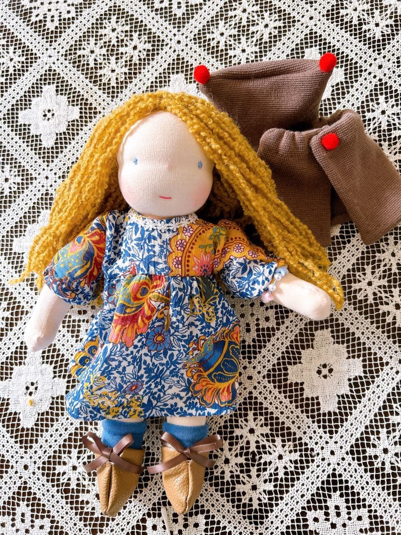 ウォルドルフ人形　ケープの女の子