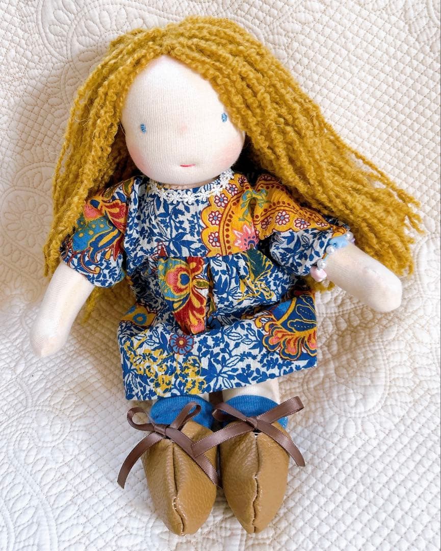 ウォルドルフ人形　ケープの女の子