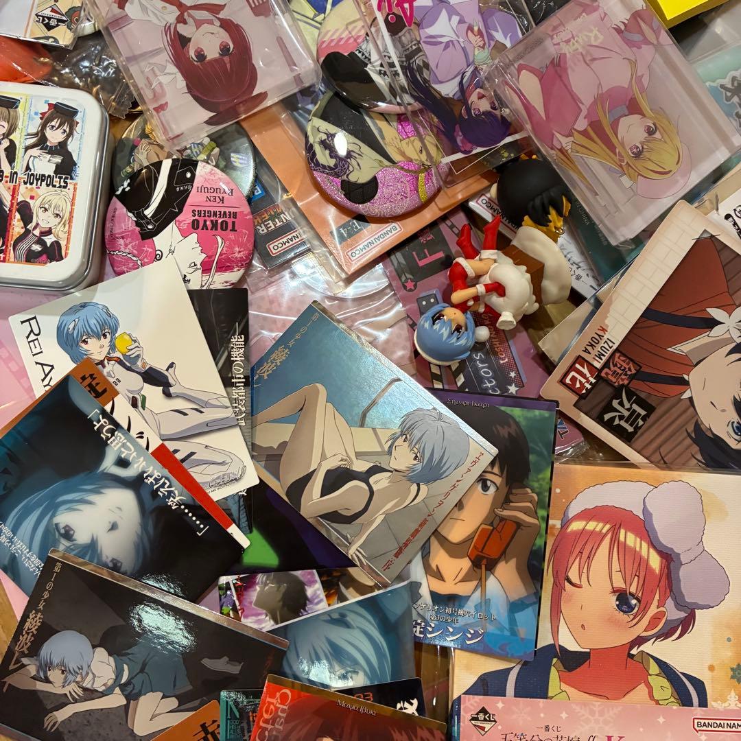 大量 アニメグッズ まとめ売り ノンジャンル アニメ 缶バッジ クリアファイル