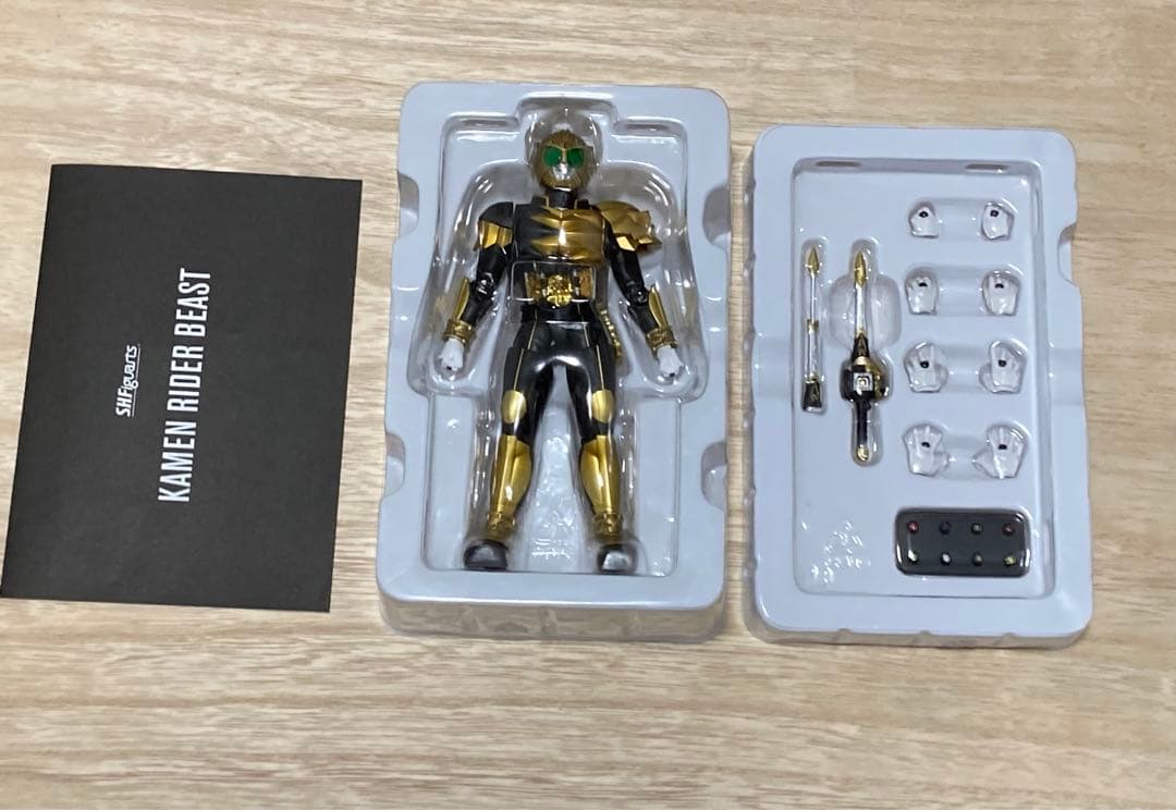 真骨彫製法　S.H.Figuarts 仮面ライダー ビースト ＆マントセット