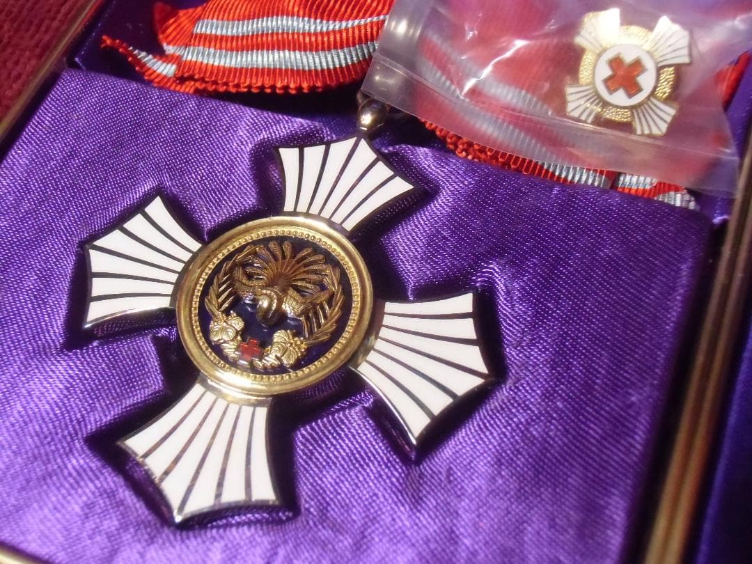 k*s様 ●日本の勲章/徽章＊日本赤十字社＊金色有功章＊女子用２個セット（実物）
