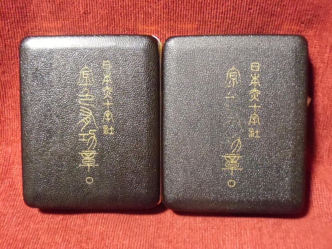k*s様 ●日本の勲章/徽章＊日本赤十字社＊金色有功章＊女子用２個セット（実物）