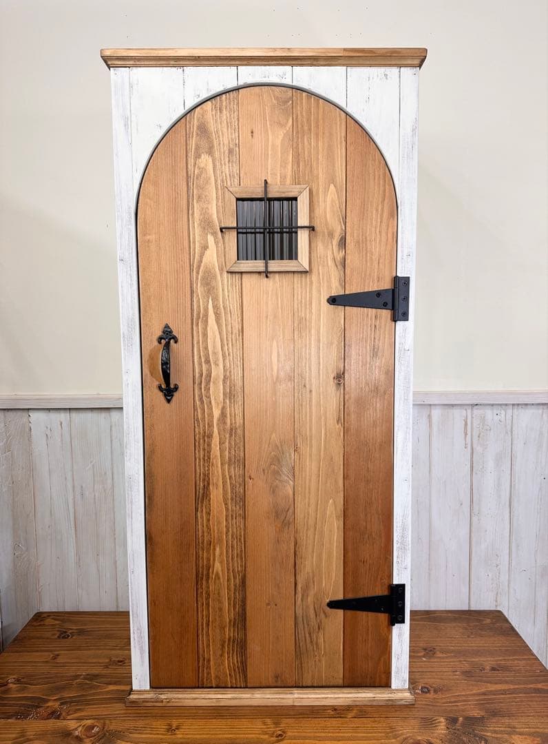 【1点のみ　微キズありのため値引き】ヨーロッパの扉のようなキャビネット