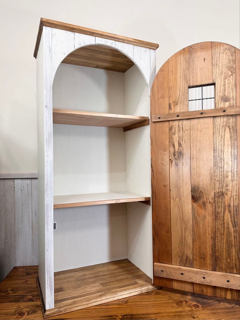 【1点のみ　微キズありのため値引き】ヨーロッパの扉のようなキャビネット