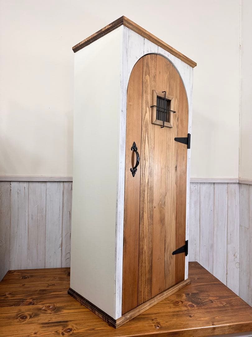 【1点のみ　微キズありのため値引き】ヨーロッパの扉のようなキャビネット