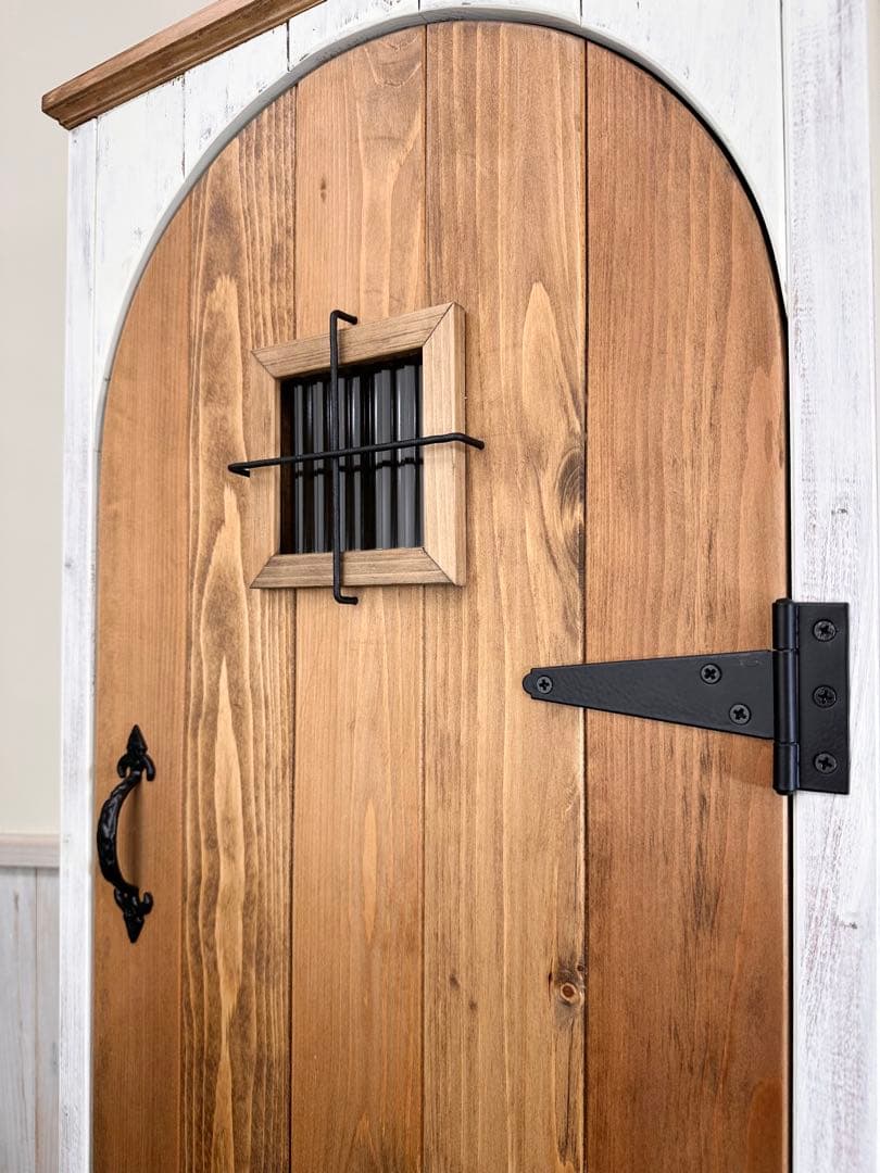 【1点のみ　微キズありのため値引き】ヨーロッパの扉のようなキャビネット