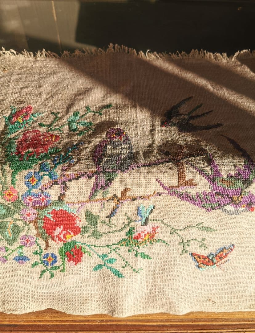 アンティーク 刺繍 燕達と蝶と薔薇 手刺繍リネンクロス タペストリー