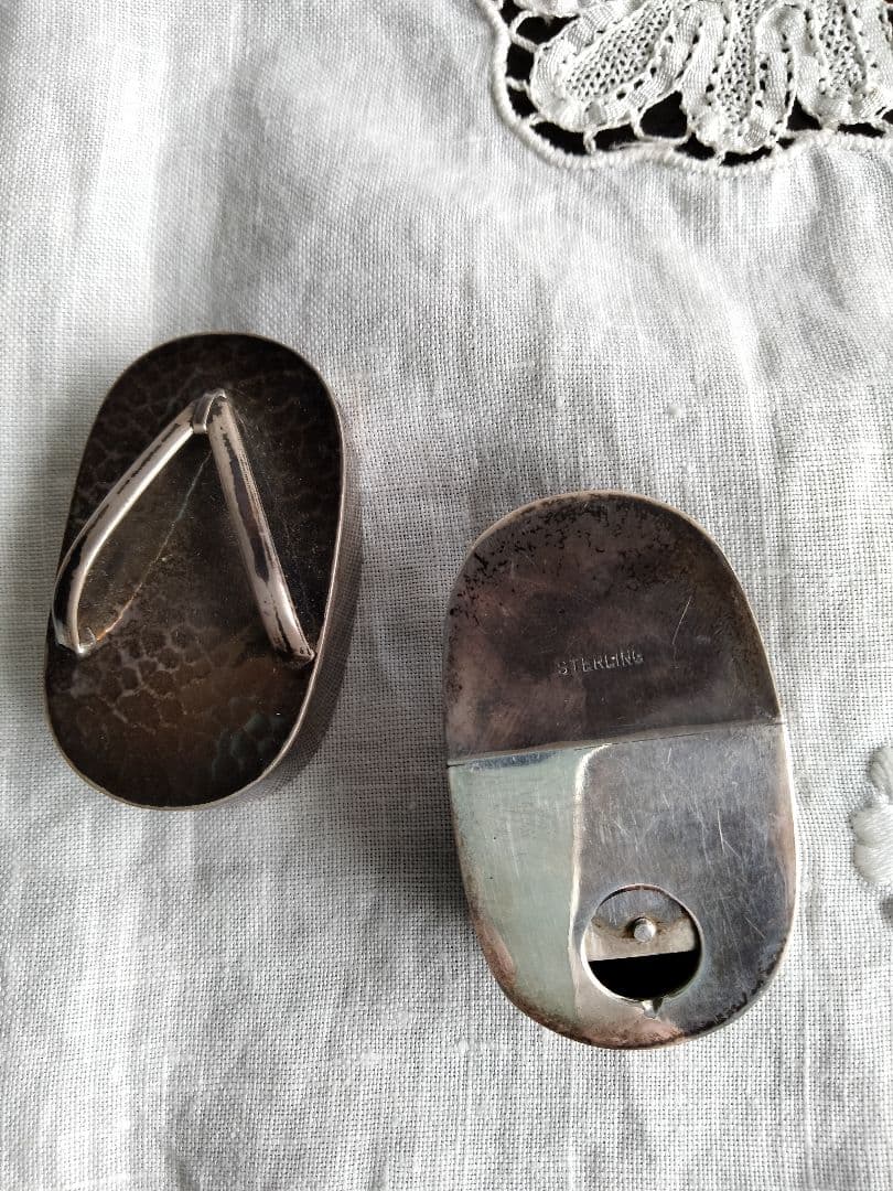 日本製、和骨董、ビンテージシルバーの可愛い草履下駄、刻印有り、調味料入れ。