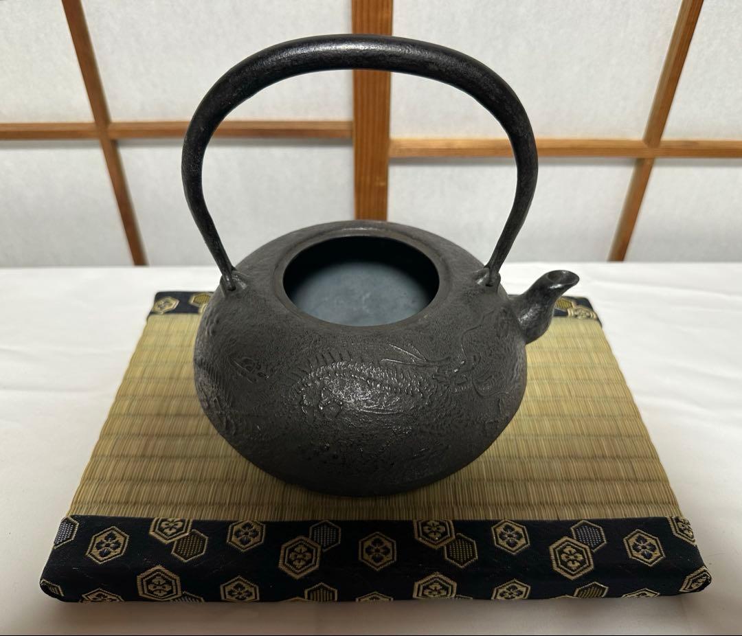 本番盛岡 薫山 南部鉄器 鉄瓶 平丸型 雲龍 1.6リットル 新品未使用品