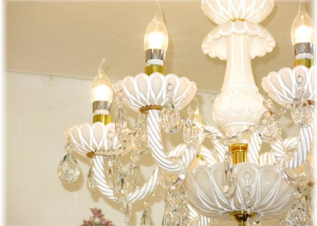 新品　希少な乳白色ベネチアングラスのような美しいシャンデリア