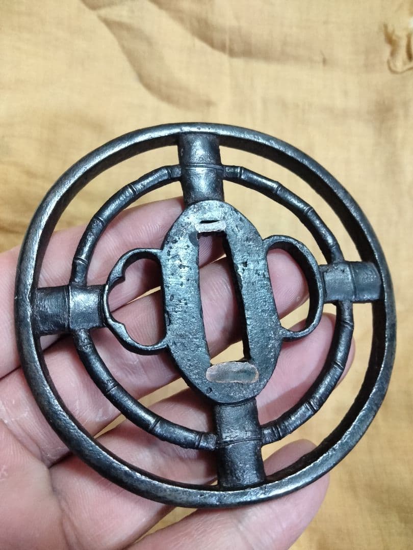 鉄地大鍔　鐔　(尾張　竹輪透かし)　室町〜江戸時代　箱付き