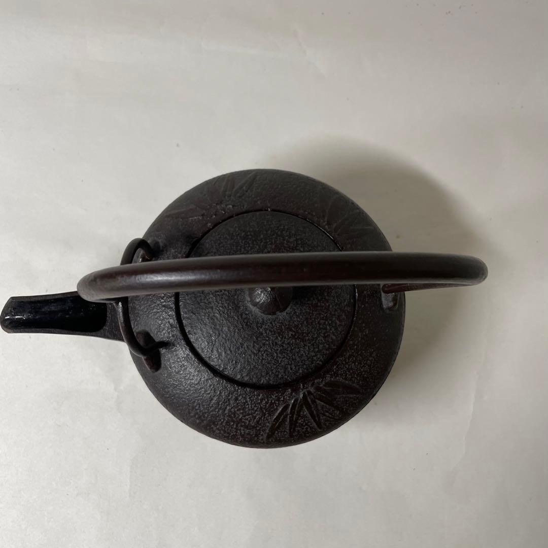 F2N02⑩ 菊地政光作 南部鉄器 銚子 竹柄 赤絵替蓋付き