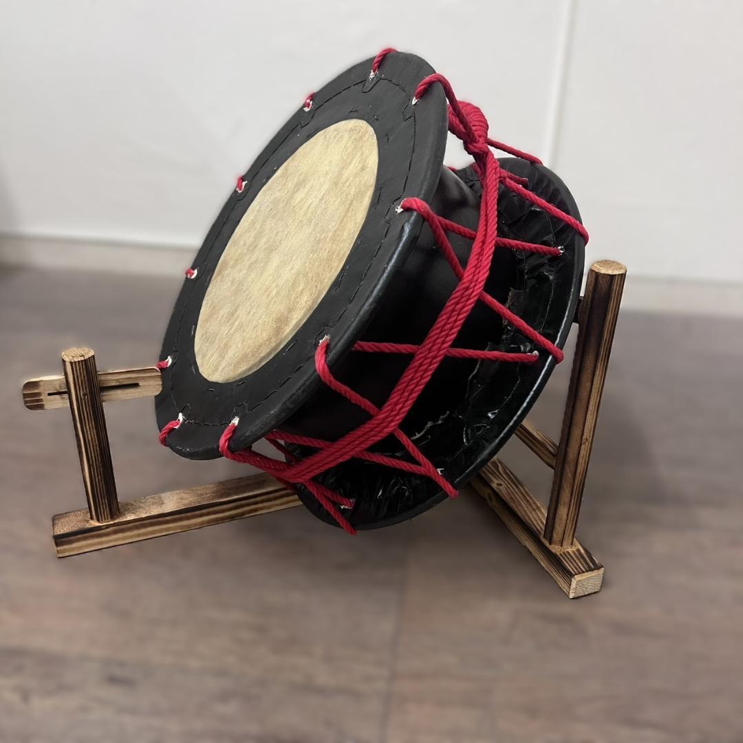 【新品】【蔵出し】締め太鼓 牛革 和太鼓 バチ付 台付 平太鼓 入門用