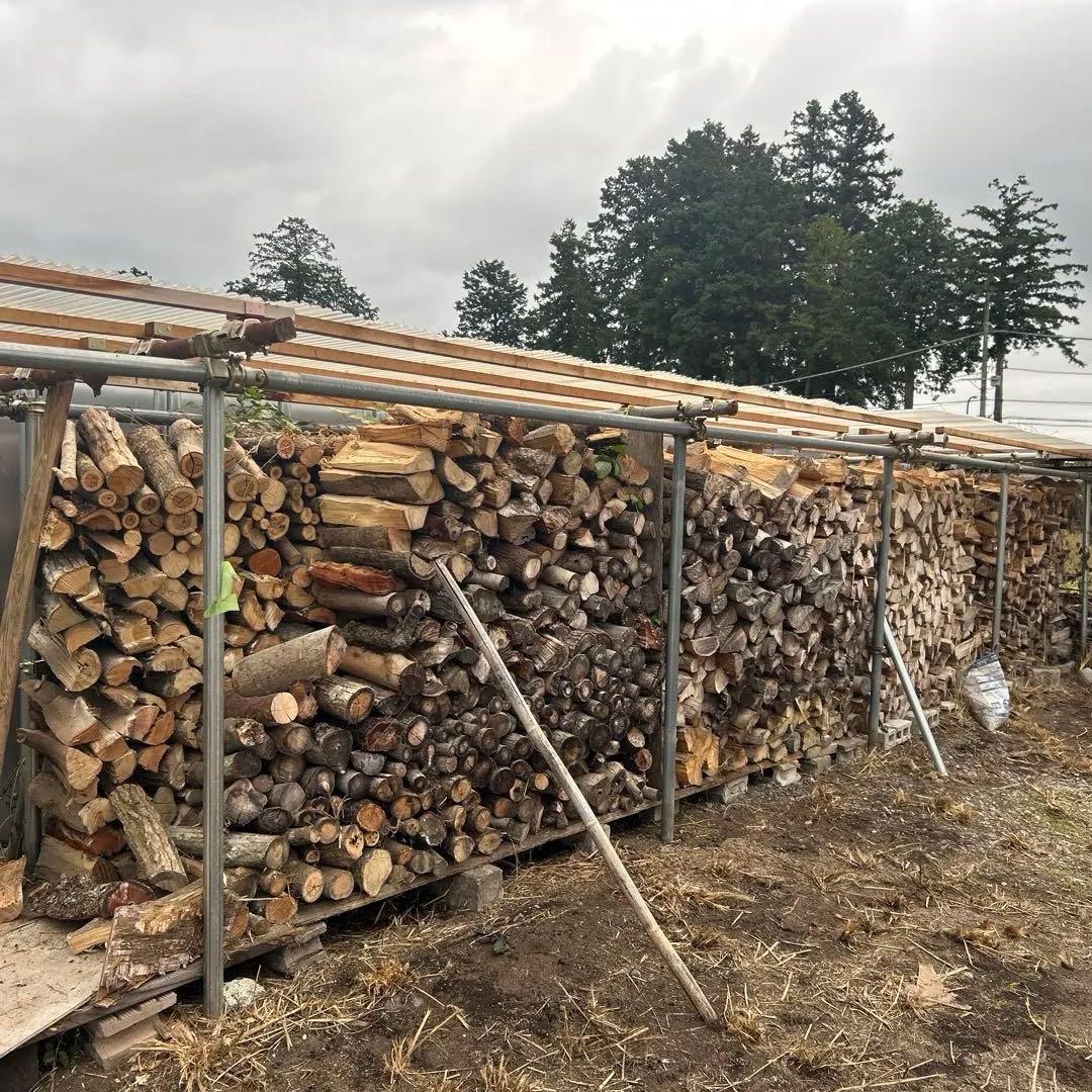 乾燥　薪　約40㎝ナラなどの広葉樹　1㎥軽トラ平積み約300㎏です。薪ストーブに