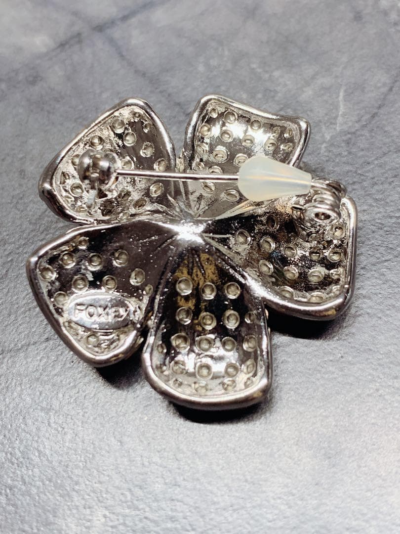 美品★FOXEY定番のロングセラー ブローチ \"FLEUR\"　シャンパン