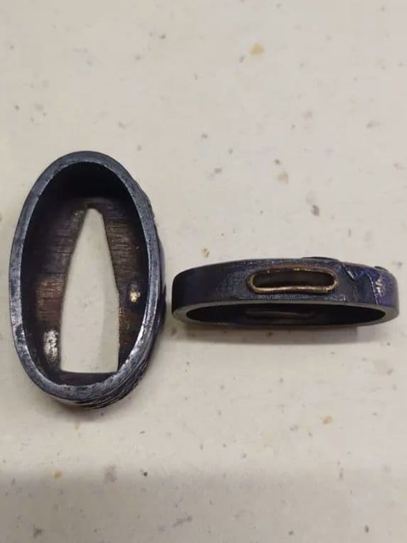 縁頭、赤銅地に山村図、 銘、宗重