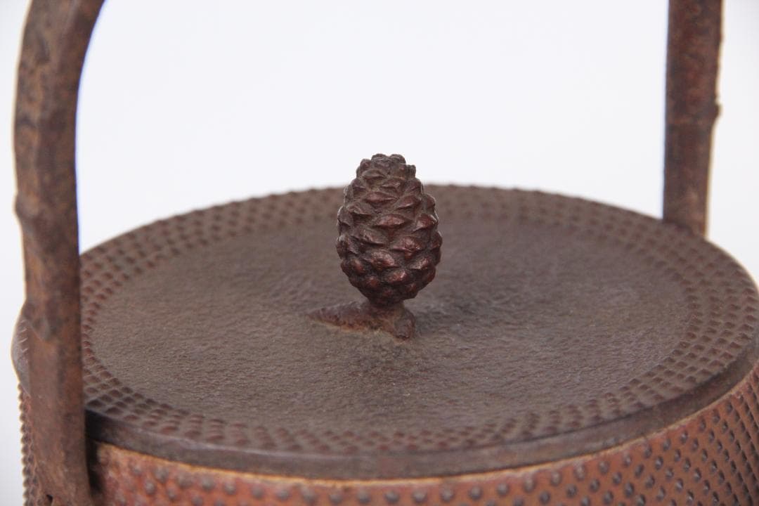 南部鉄瓶 光原社 北鳳造 身在銘　寸筒鉄瓶　約1300ml 霰 EM3-13