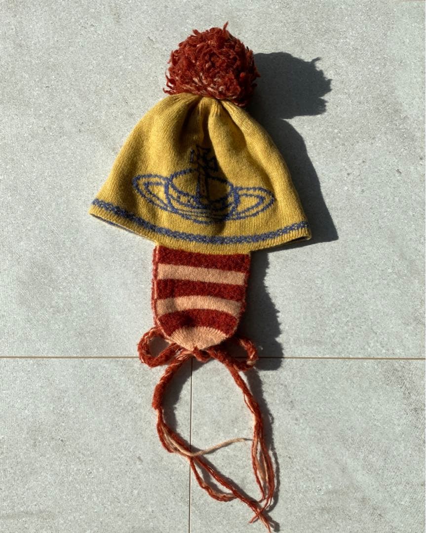 VivienneWestwood 耳当て付ニット帽 ボンボン 暖色 ビビアン