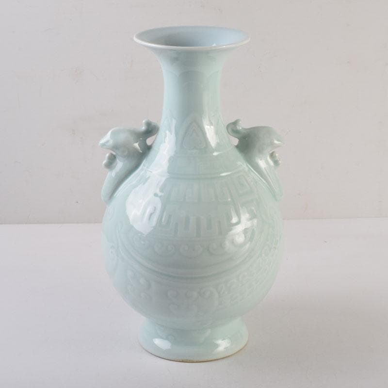 中国　大清乾隆年製款　粉青釉　双神獣耳瓶　V　8747A