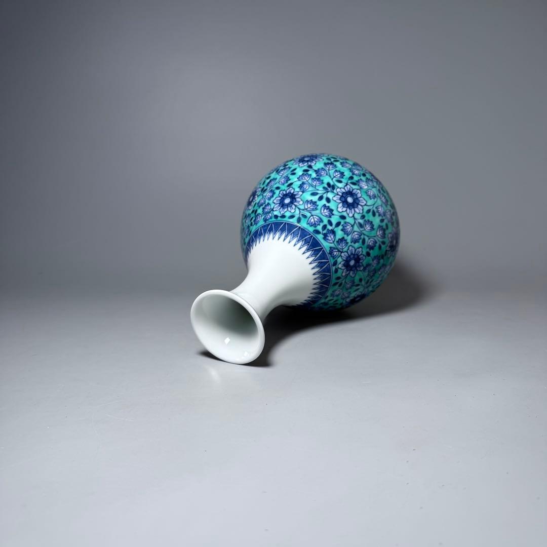 人間国宝　十三代今泉今右衛門　本人作　色絵緑地草花文様更紗文花瓶　仕立て箱付