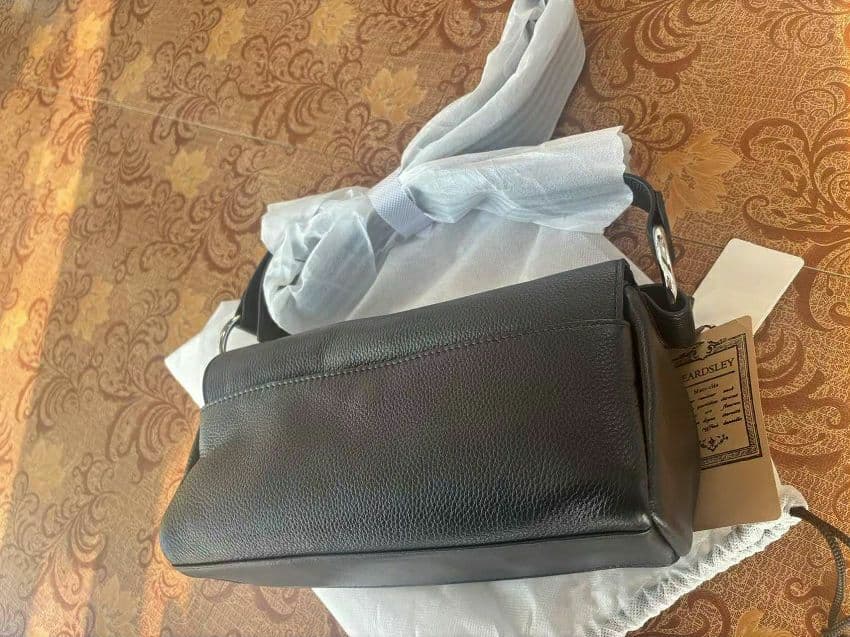 BEARDSLEY レザーボディバッグ