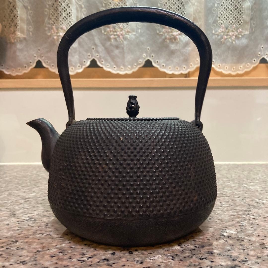 黒い鋳鉄製鉄瓶 突起模様