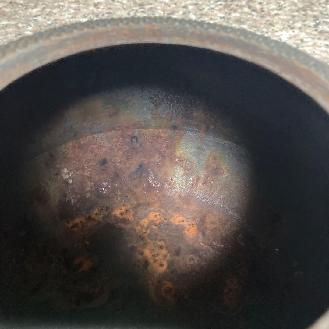 黒い鋳鉄製鉄瓶 突起模様