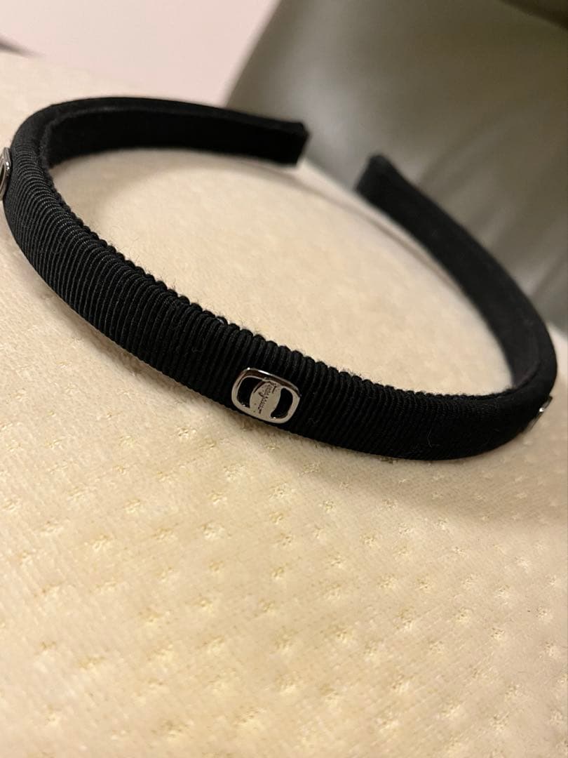 フェラガモ　♡ 美品　カチューシャ　シルバー金具3個