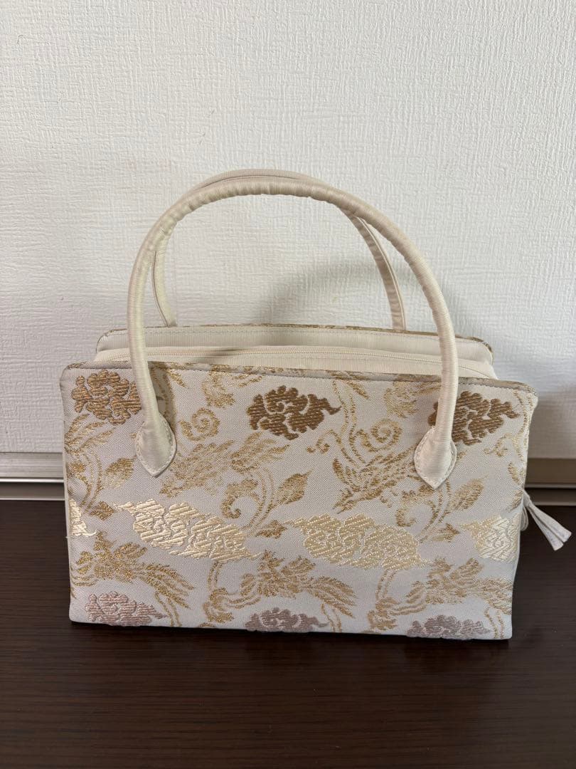 和装用バッグ 白と金の花柄