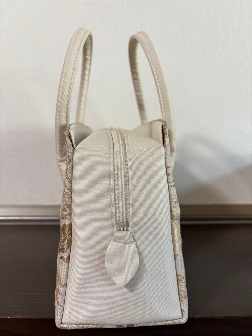 和装用バッグ 白と金の花柄