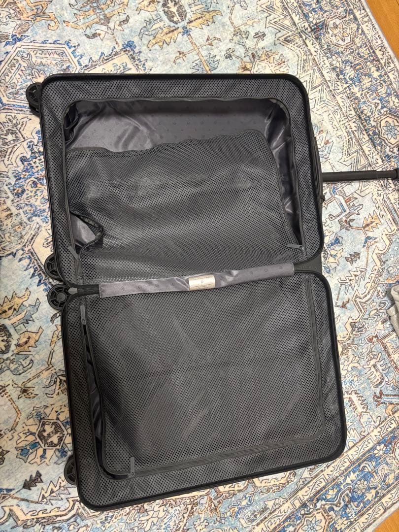 正規品　リモワ RIMOWAエッセンシャルライト CABIN S ４輪