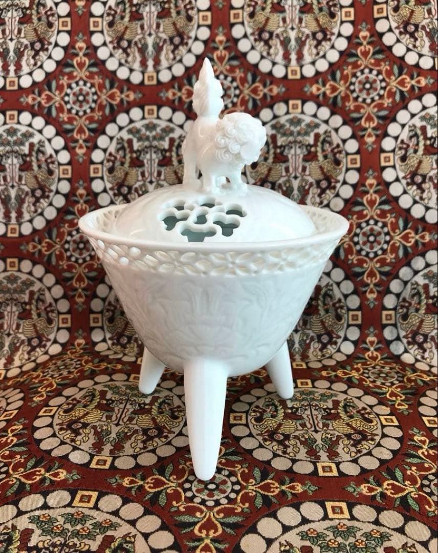 樋渡陶六 青白磁 獅子牡丹唐草文彫　香炉　香爐