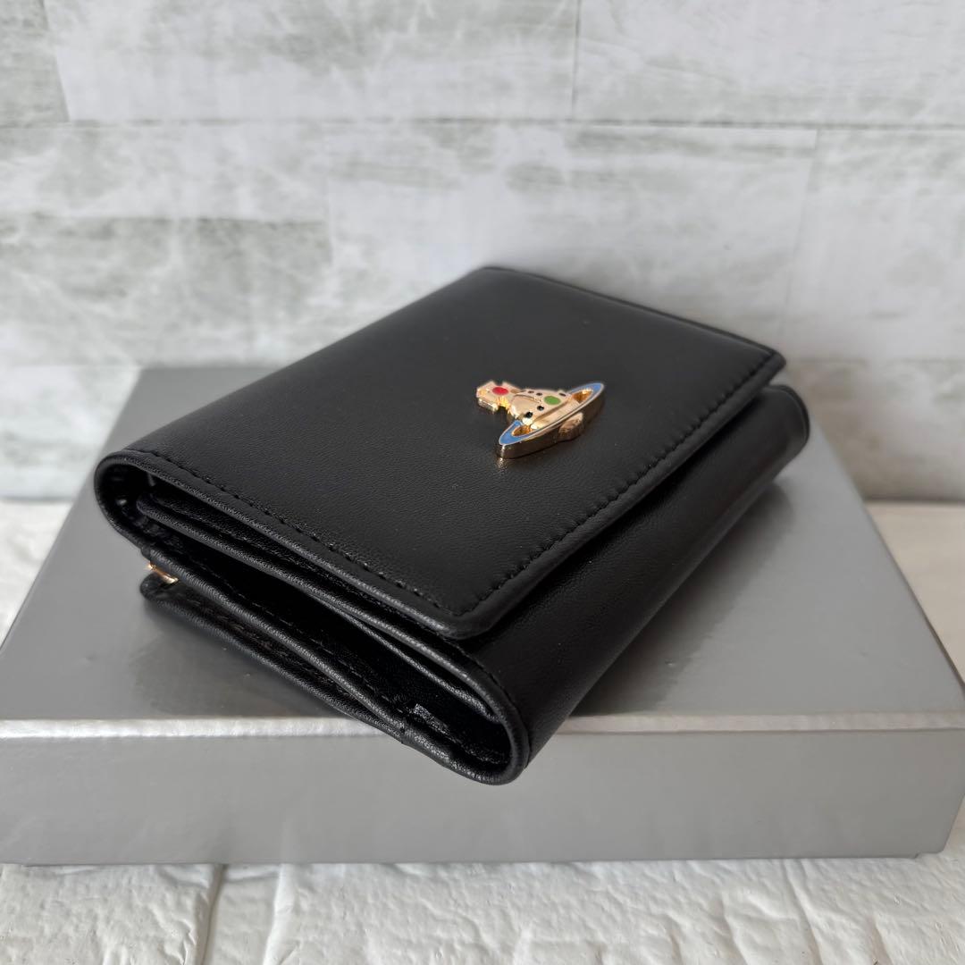 ヴィヴィアンウェストウッド　オーブロゴ輝く 上質レザー　三つ折財布 黒