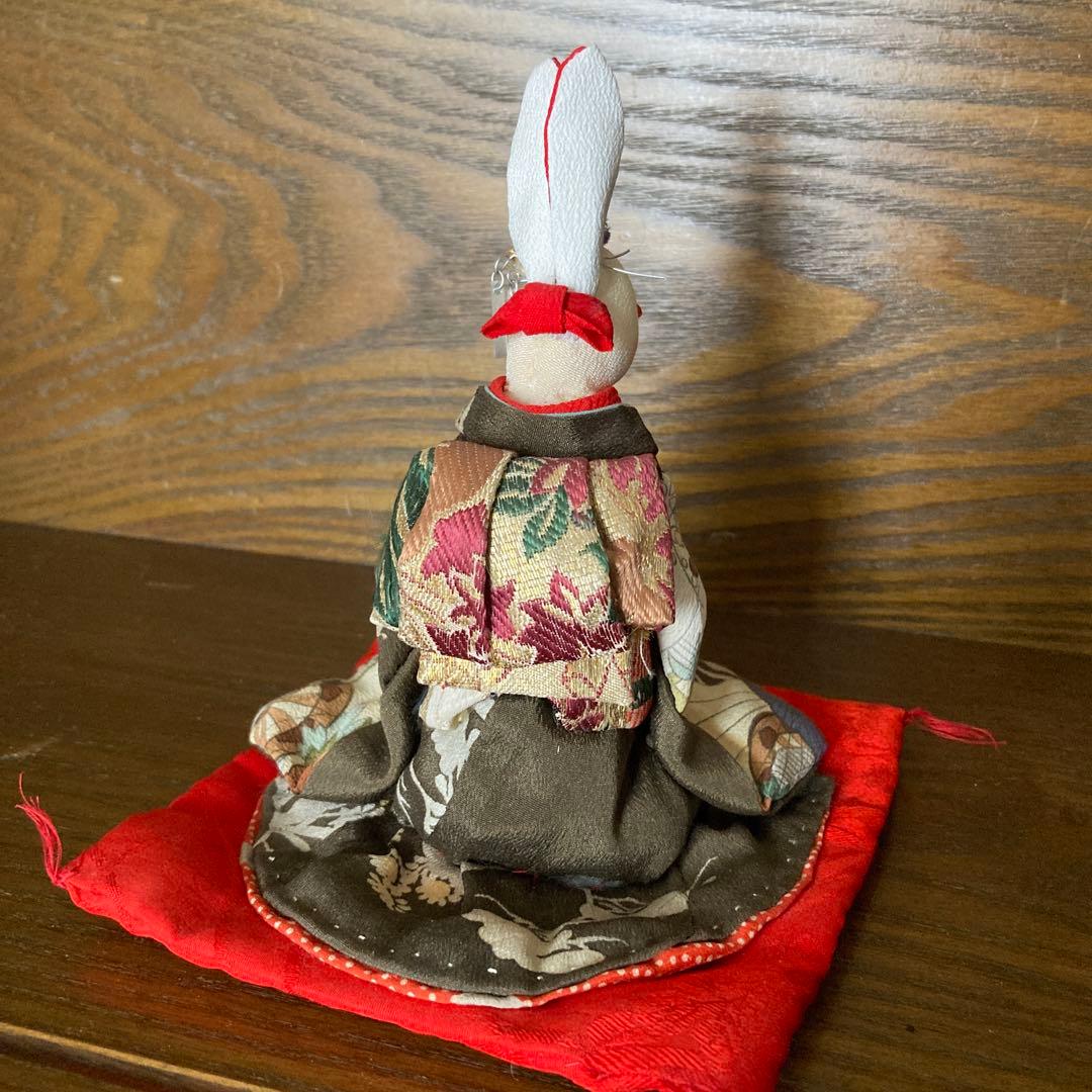 着物を着たウサギの人形